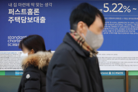 미국 긴축 장기화에 따라 다음주 한국은행이 기준금리를 올릴 것으로 전망되면서 8%를 돌파한 은행 주담대 금리가 더 오를 것이란 전망이 나온다. 연합뉴스